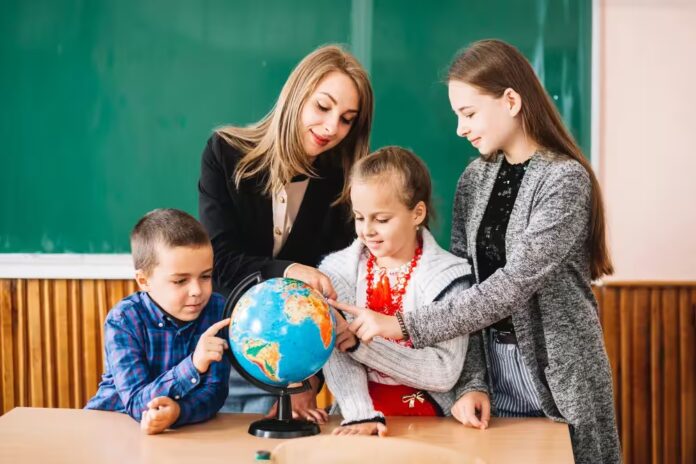 День вчителя 2025: Як креативно привітати педагогів